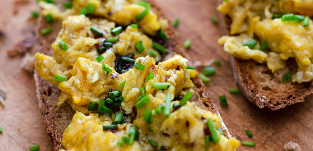 Schnelle Rezepte: Eierspeis-Brot mit Kernöl und Schnittlauch